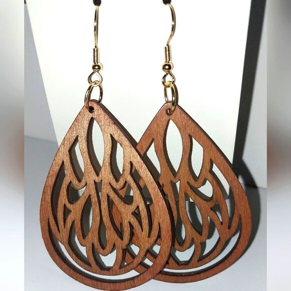 Gorgeous hollow wooden earrings - Picture 5 of 6